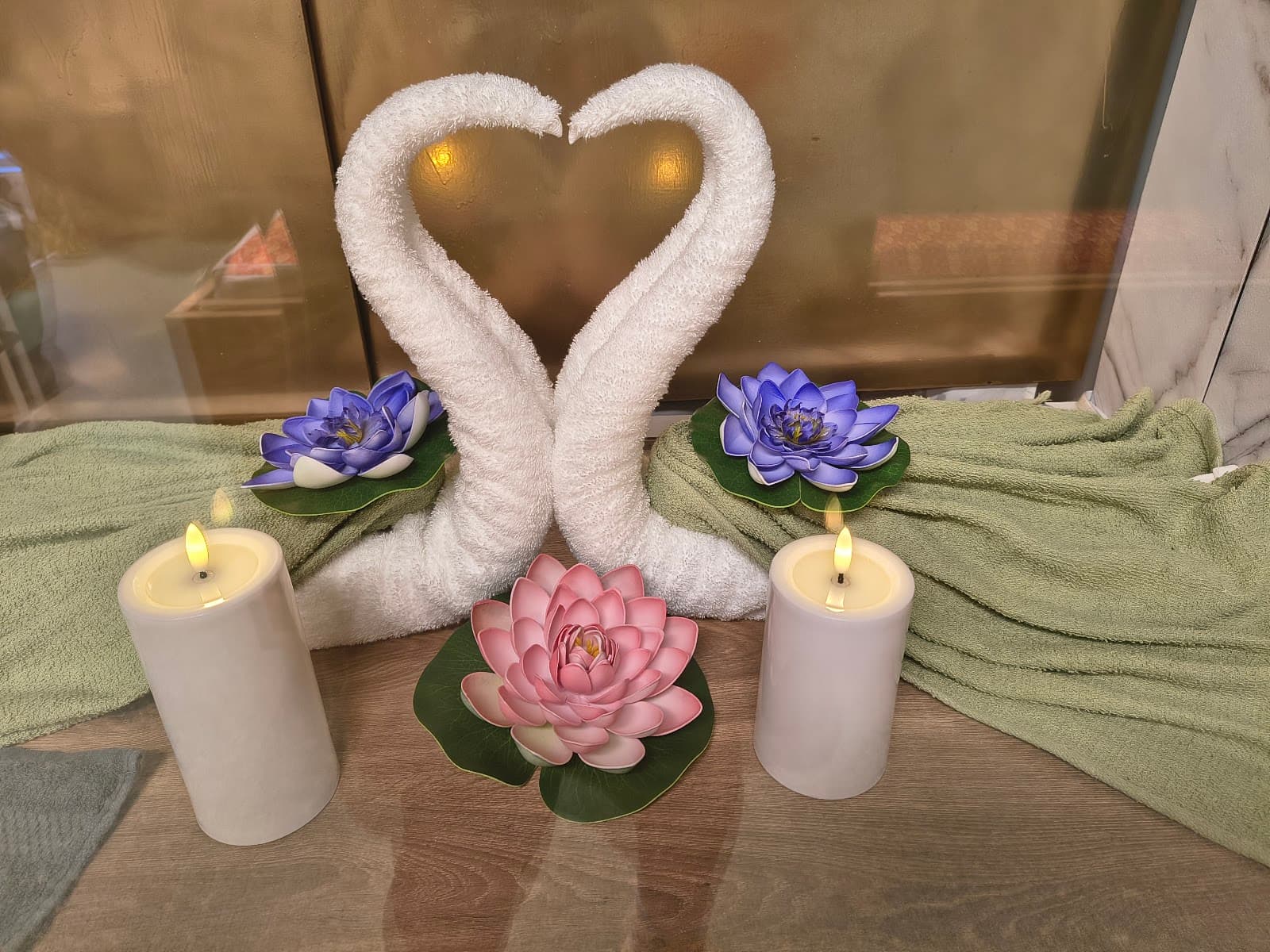Orathai Spa-Ambiente mit Handtuchdekoration und Kerzen