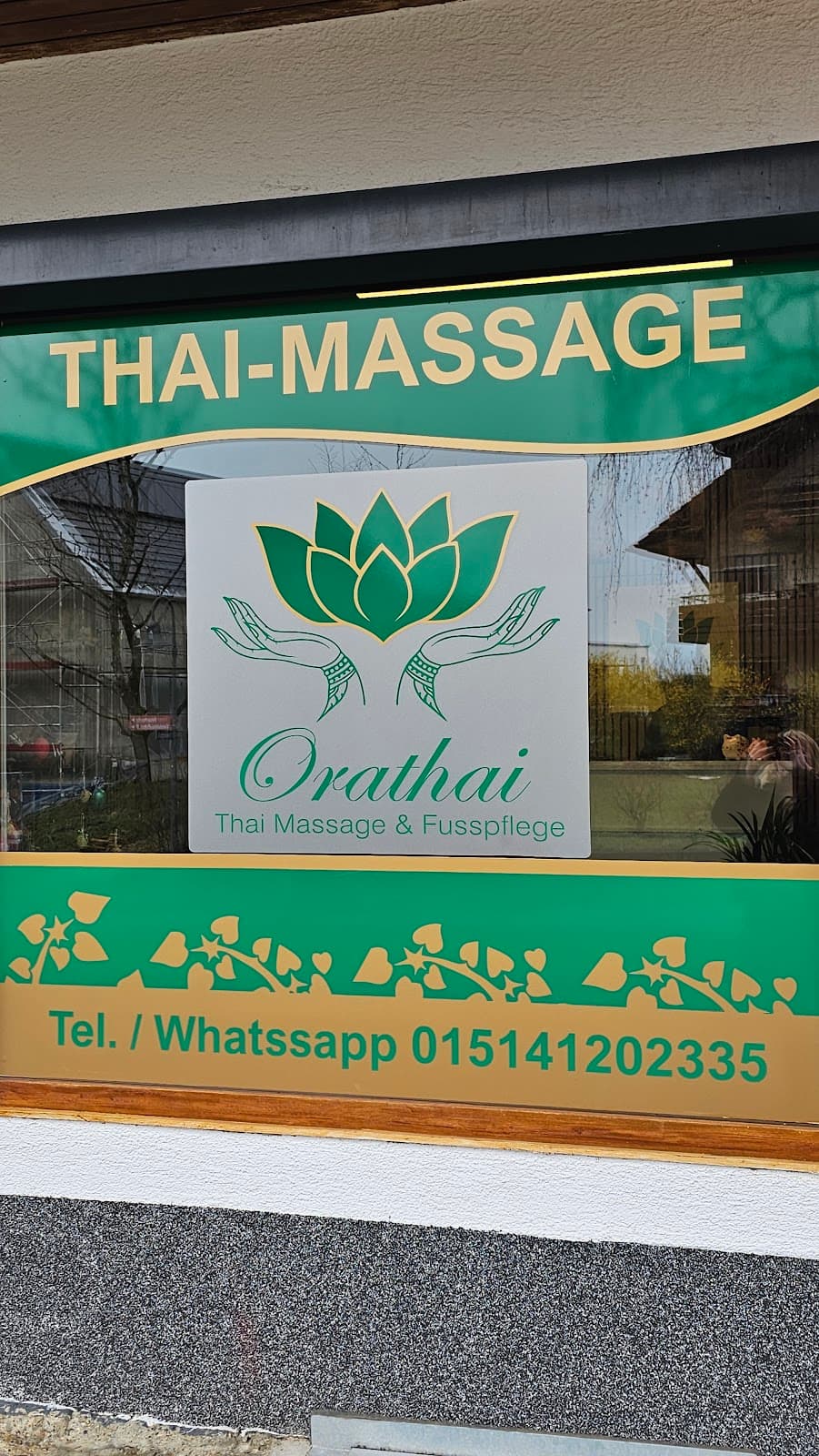 Orathai Schaufenster und Eingangsbeschriftung
