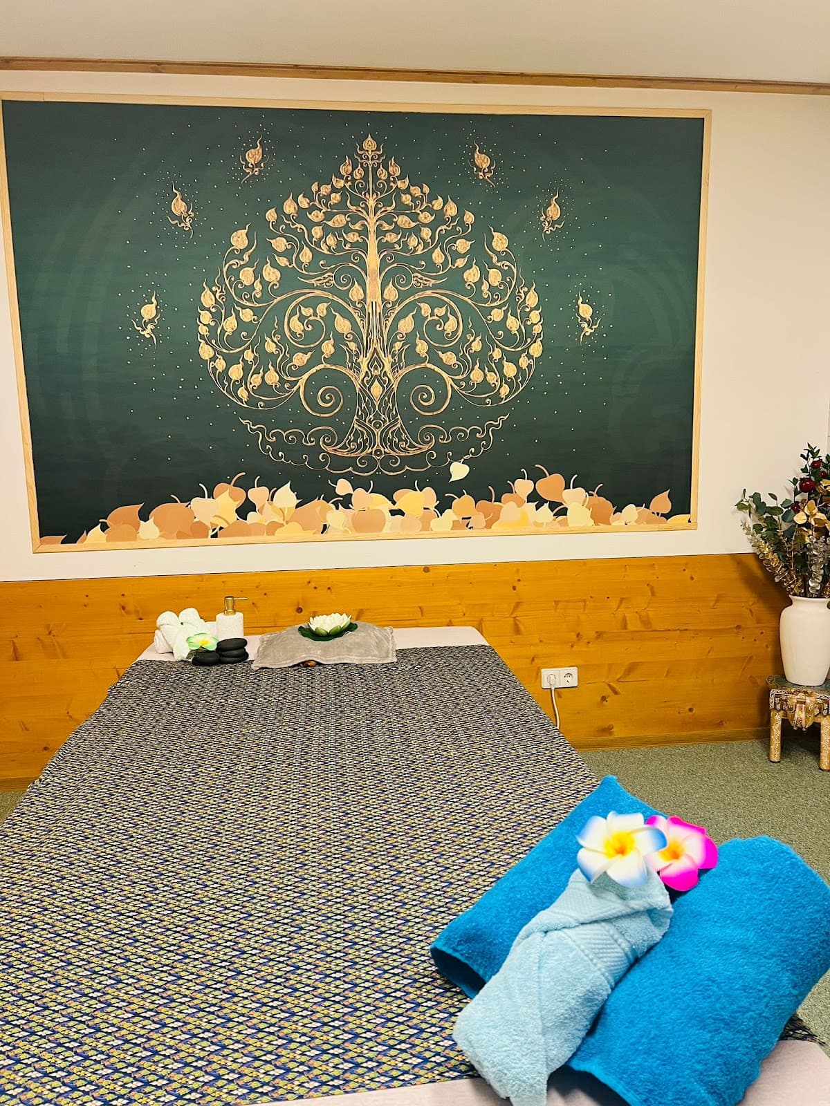 Orathai Behandlungsraum mit Thai-Mural und Massageliege